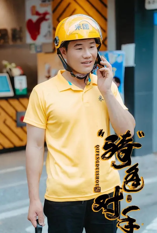 良家小少妇露脸穿上性感的黑丝跟大哥激情啪啪性爱口交大鸡巴让大哥吃奶舔逼道具插压在身下无套爆草浪叫 - 星河影视海报
