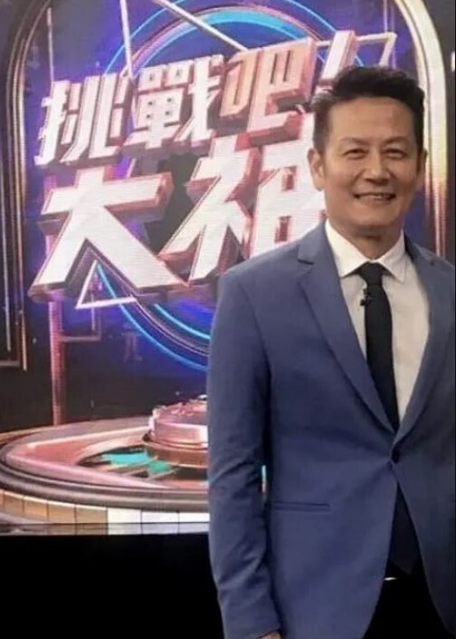 G奶才艺美女主播先在浴室洗澡洗澡还不忘一字马洗完聊天全裸跳扇子骚舞十分诱人. - 星河影视海报